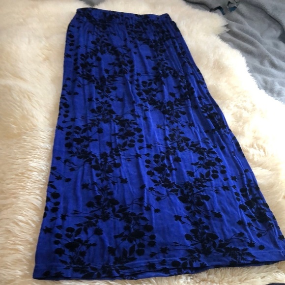 Blue with black velvet feel floral design - Picture 1 of 6